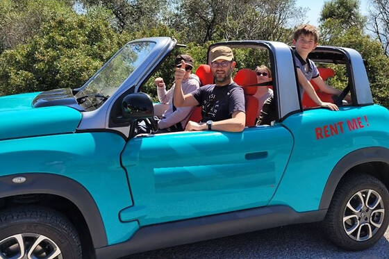Balade guidée sur la côte d'Azur en cabriolet électrique bleu