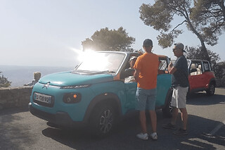 Balade guidée sur la côte d'Azur en cabriolet électrique bleu