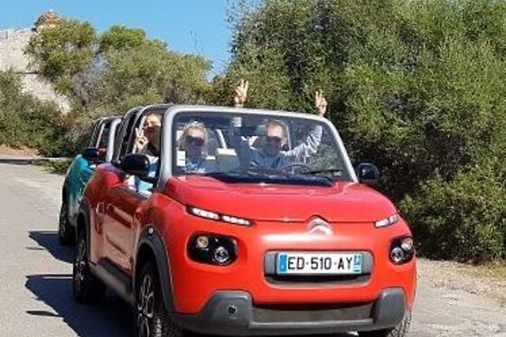 Balade guidée sur la côte d'Azur en cabriolet électrique rouge