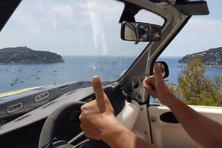 Balade guidée sur la côte d'Azur en cabriolet électrique rouge