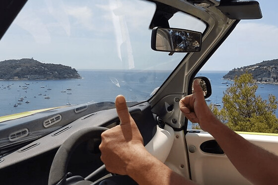 Balade guidée sur la côte d'Azur en cabriolet électrique rouge
