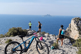 Visite guidée des calanques à VTT électrique à Cassis (13)