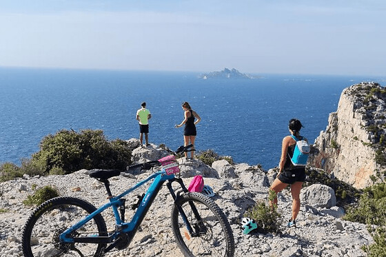 Visite guidée des calanques à VTT électrique à Cassis (13)