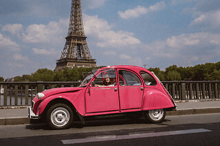 Balade en 2CV Rose à Paris
