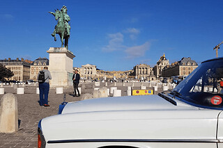 Balade en voiture de collection au Château de Versailles
