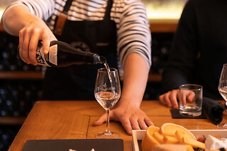 Visite guidée & dégustation de vins aux Caves du Louvre à Paris pour deux