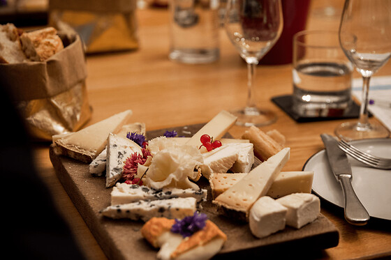 Dégustation fromages & vins, Caves du Louvre Paris (en anglais)