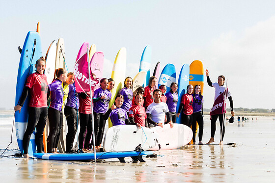Cours de surf collectif à Penmarch (29)