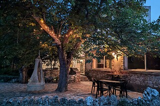 Un accès au bain à remous en duo chez PHOENIX Maison d'hôtes & SPA à Ginasservis (83)