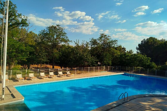 Un accès au bain à remous en duo chez PHOENIX Maison d'hôtes & SPA à Ginasservis (83)