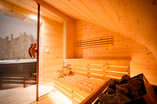 Un accès au bain à remous en duo chez PHOENIX Maison d'hôtes & SPA à Ginasservis (83)