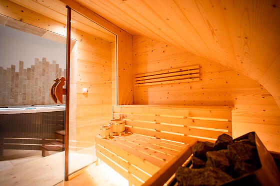 Un accès au bain à remous en duo chez PHOENIX Maison d'hôtes & SPA à Ginasservis (83)