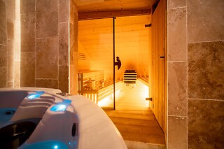 Un accès au bain à remous en duo chez PHOENIX Maison d'hôtes & SPA à Ginasservis (83)