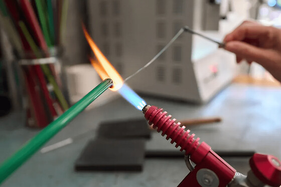 Atelier création d'un bijou en verre filé à Paris 14ème