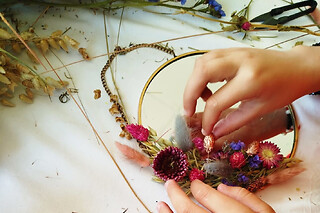 Atelier création de miroir en fleurs séchées à Clères (76)