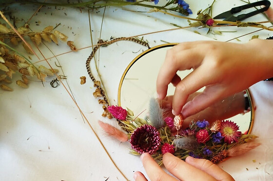 Atelier création de miroir en fleurs séchées à Clères (76)