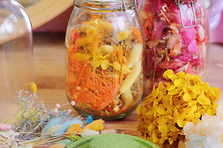 Atelier création d'une cloche de fleurs séchées à Paris 20ème