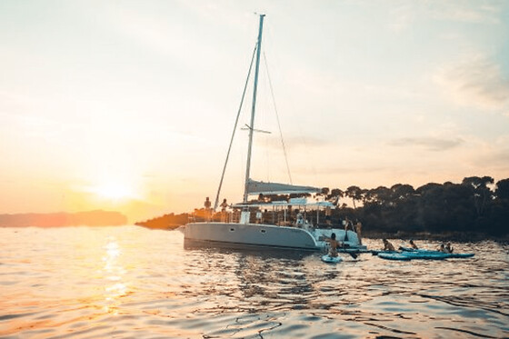 Croisière Sunset en catamaran avec skipper depuis Marseille