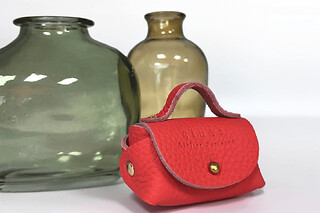 Atelier maroquinerie duo d'accessoires à Paris 19ème