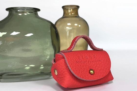 Atelier maroquinerie duo d'accessoires à Paris 19ème