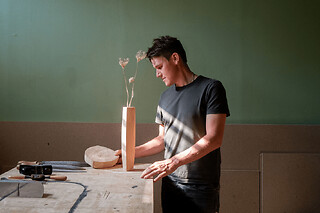 Atelier création d'un vase sculptural en bois massif à Lille