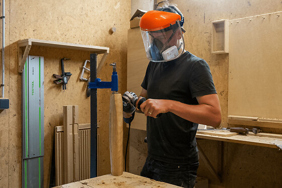 Atelier création d'un vase sculptural en bois massif à Lille