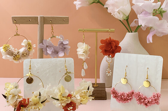 Atelier boucles d'oreilles en fleurs séchées à Paris 11ème