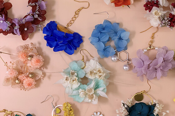 Atelier boucles d'oreilles en fleurs séchées à Paris 11ème