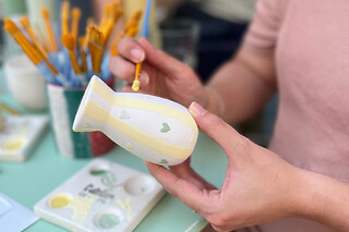Atelier peinture sur céramique & apéro à Paris 17ème - Formule Apéro, planche végétarienne - 3h