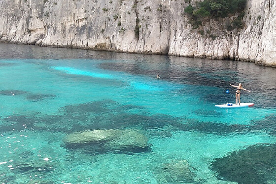 Randonnée guidée en Stand-Up Paddle aux Calanques de Cassis