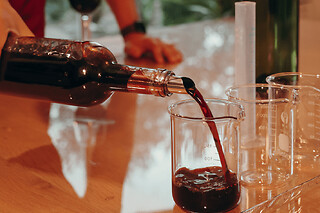 Atelier création de vin rouge et visite du Musée du Vin et du Négoce