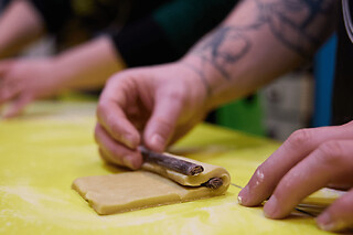 Atelier croissants et pains au chocolat bicolores à Paris 11ème
