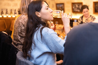 Apéritif vins & fromages, Caves du Louvre à Paris (en anglais)