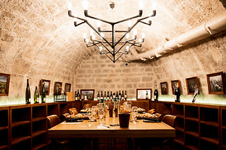 Apéritif vins & fromages, Caves du Louvre à Paris (en anglais)