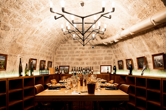 Apéritif vins & fromages, Caves du Louvre à Paris (en anglais)