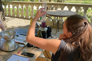 Atelier assemblage de vin au Château des Coccinelles (30)
