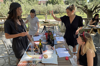 Atelier assemblage de vin au Château des Coccinelles (30)