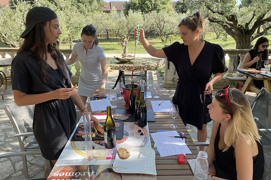 Atelier assemblage de vin au Château des Coccinelles (30)