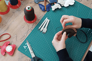 Atelier réalisation d'un charm en cuir à Cholet (49)