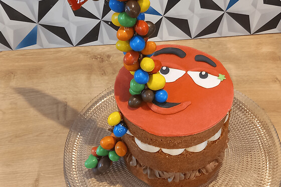 Atelier pâtisserie d'un Gravity Cake à Lorleau (27)