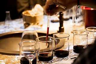 "Créer son propre vin" aux Caves du Louvre, Paris (en anglais)