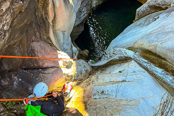Canyoning intégral dans le canyon de Fleur jaune à Cilaos (97)