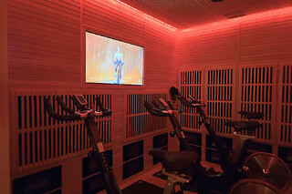 Session avec rameur dans un sauna infrarouge