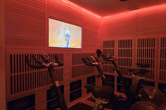 Session avec rameur dans un sauna infrarouge