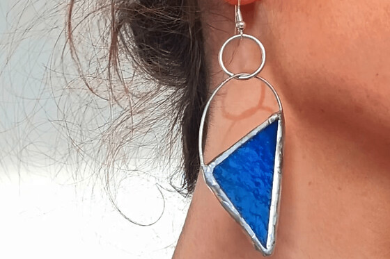 Atelier vitrail : création de boucles d'oreilles à Lille (59)