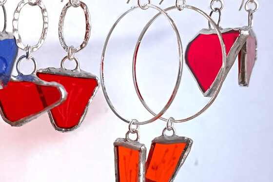 Atelier vitrail : création de boucles d'oreilles à Lille (59)