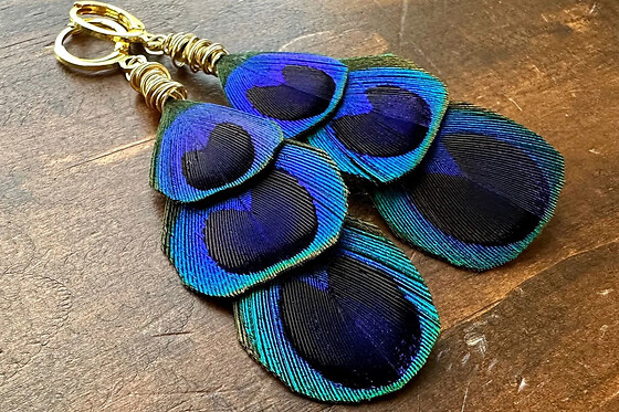 Atelier création de boucles d'oreilles en plumes à Paris 2ème