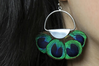 Atelier création de boucles d'oreilles en plumes à Paris 2ème