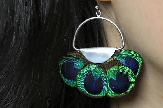 Atelier création de boucles d'oreilles en plumes à Paris 2ème