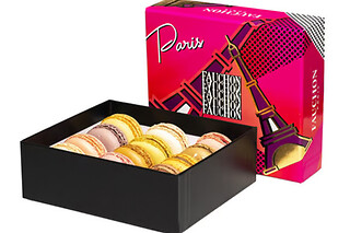 Un coffret de macarons avec décor Paris - FAUCHON Paris